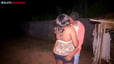 Lovehụnanya n'okporo ámá na mmekọahụ na-ekpo ọkụ na nwa agbọghọ chubby si klọb